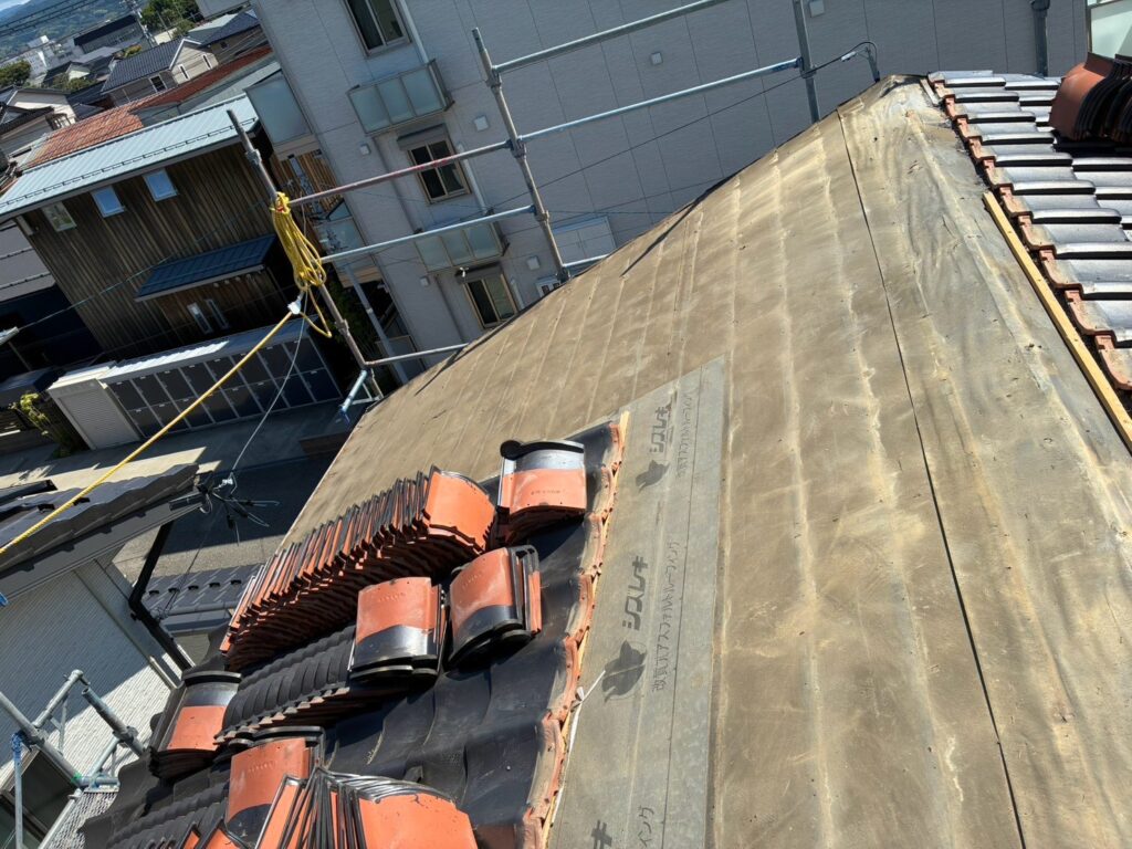 未施工の場合、瓦の表面からは確認できない下地や防水層の劣化を見落とす可能性があります。