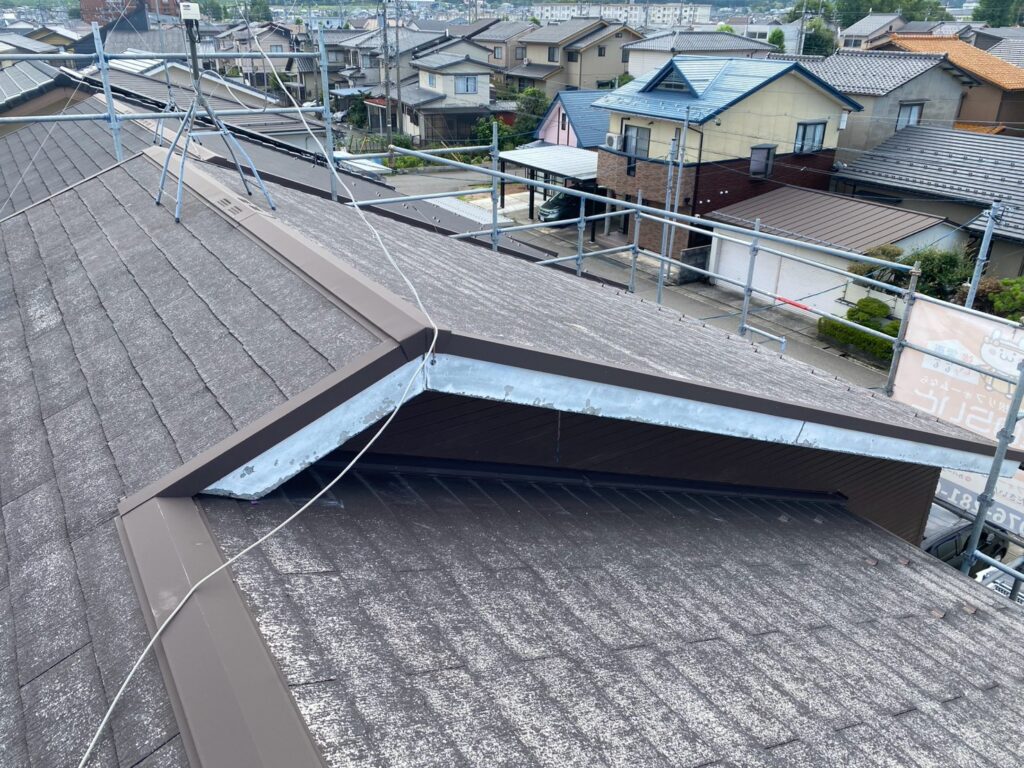 長年の紫外線や風雨によって、スレート屋根の表面に色あせや紫外線焼けが見られました。

屋根全体の状態を確認し、既存屋根を活かして新しい防水層と屋根材を施工します。今回はカバー工法で劣化したスレートを保護しました。