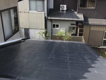 ・問題点
塗膜が劣化し防水機能が低下しており、雨水が直接屋根材へ浸透しやすい状態でした。
・対策
防水層を新設し、屋根全体の防水性能を根本から改善する必要があります。