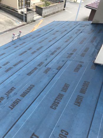 雨水の侵入を防ぐために、既存屋根の上に防水シートを施工しました。

未施工の場合、防水性が低下したままとなり、後述するTルーフを取付けても雨水が侵入するリスクが残ります。