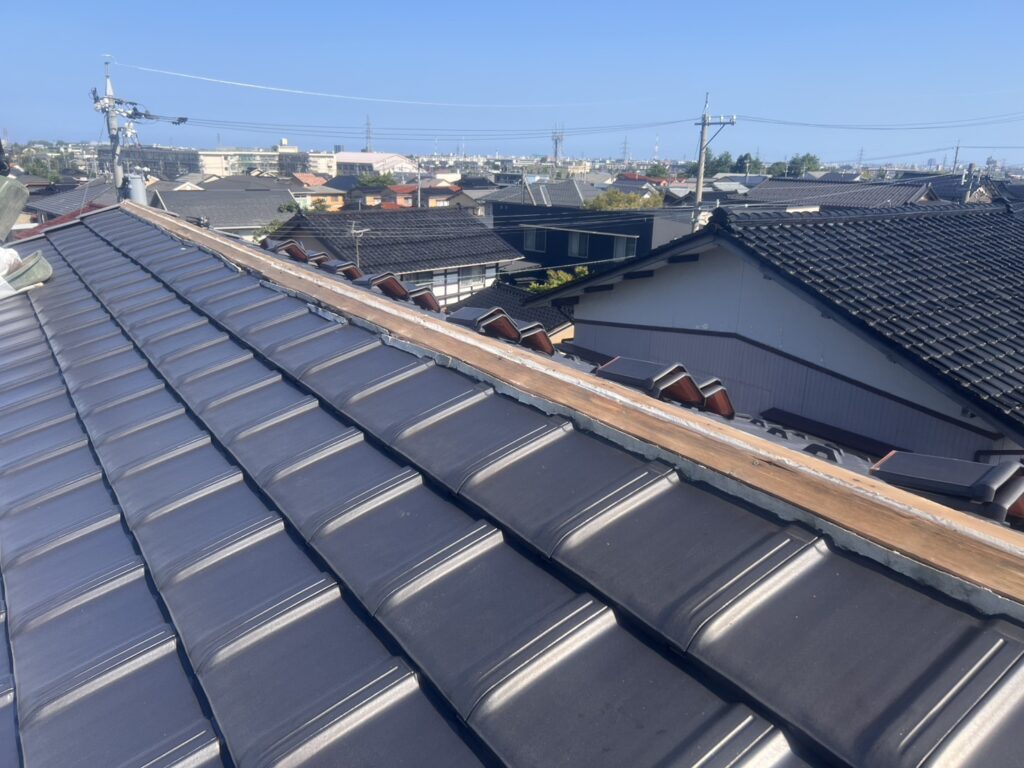 棟瓦を再施工するため、劣化した内部を確認します。

未施工の場合、内部劣化が進み雨漏りの原因になります。
