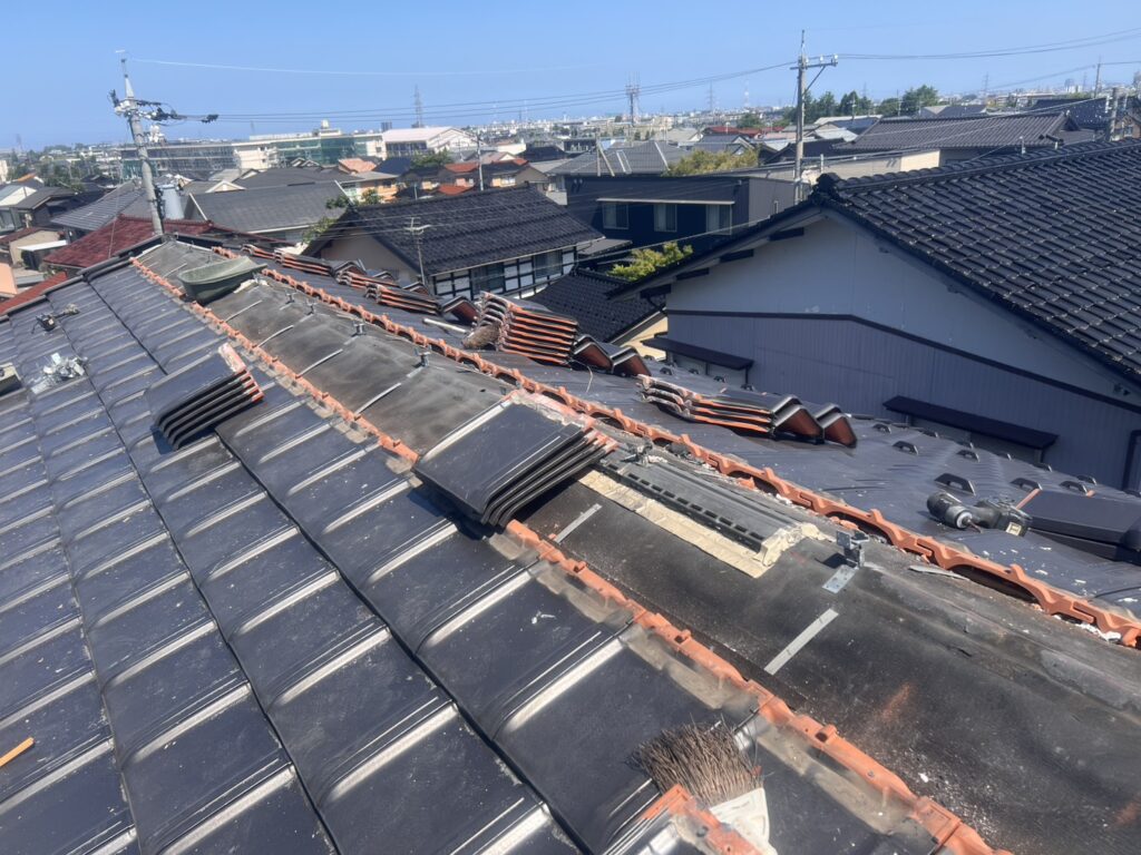 この工程は下地補修・構造調整のため重要です。

未施工の場合、歪みが残り再発リスクが高くなります。