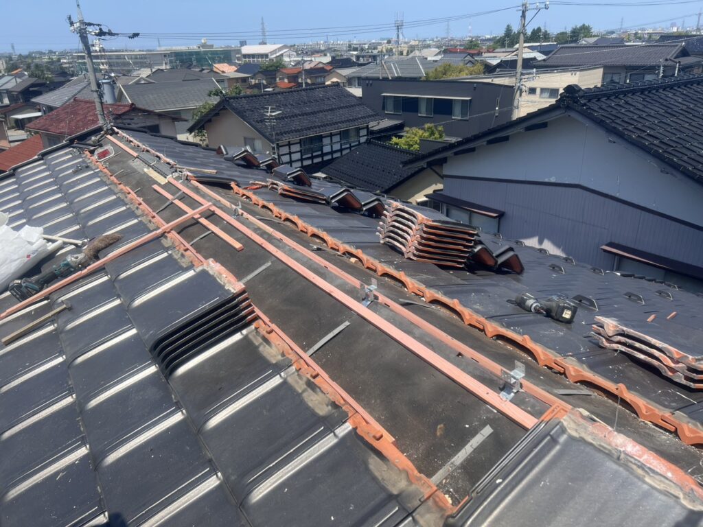 この工程は強固な固定構造を作るため重要です。

未施工の場合、雨水の侵入・劣化が進行します。