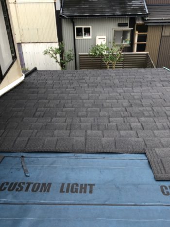 雨水の侵入を防ぐ、防水シートを飛来物から保護するために軽量高耐久の屋根を施工しました。

未施工の場合、防水シートが紫外線などにより劣化しやすくなる、飛来物に対して無防備な状態になります。