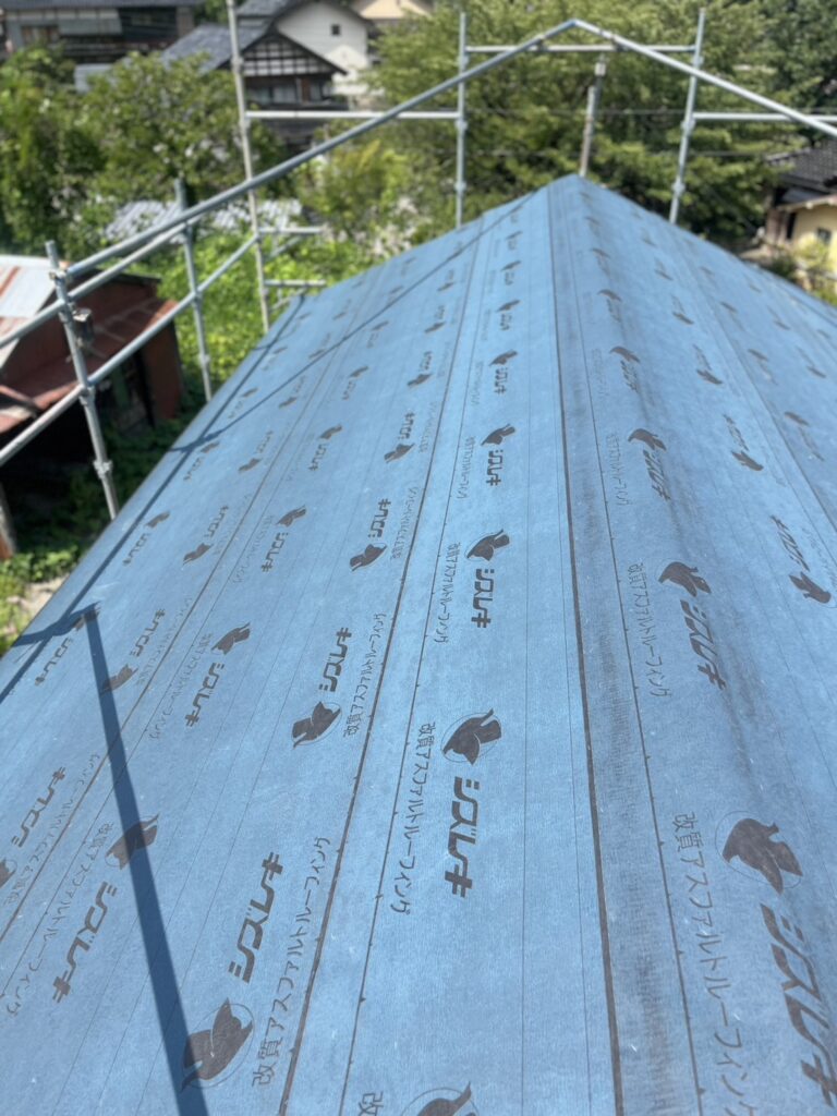 雨水侵入を根本から防ぐため、新しい防水シートを取付けます。