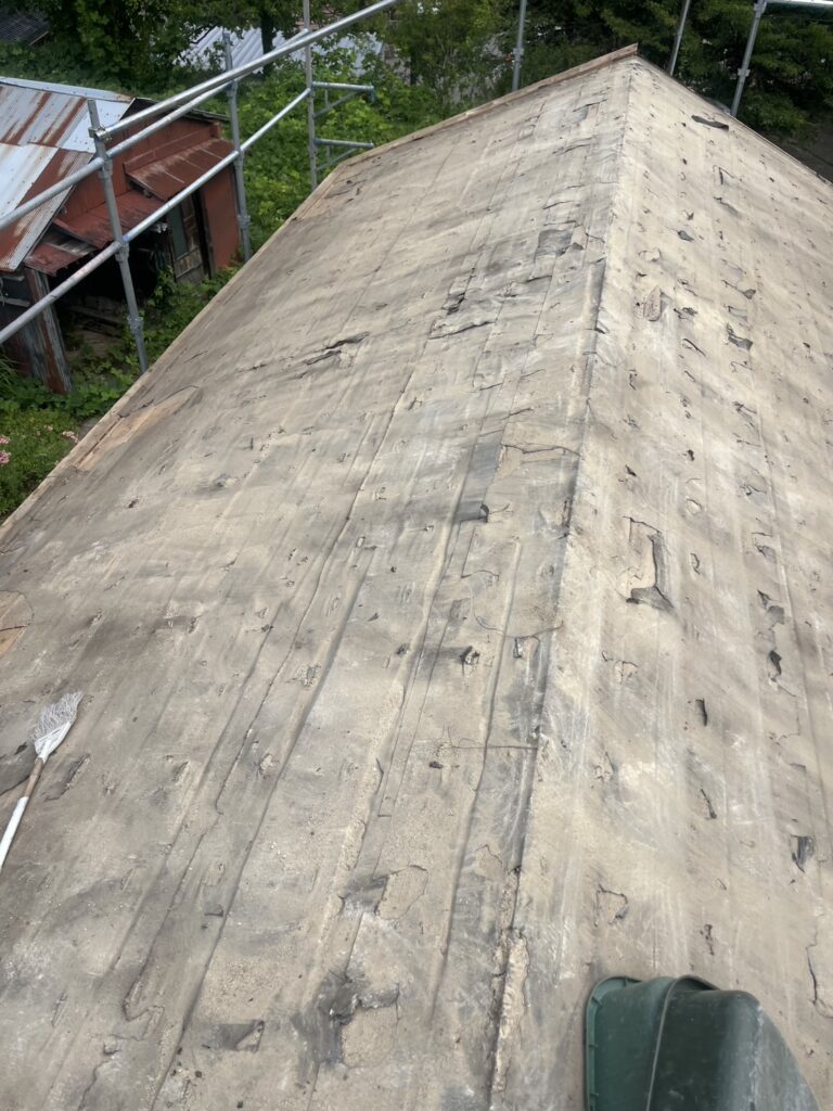 屋根の状態をリセットするため、劣化した瓦と下地を全て撤去します。

未施工の場合、劣化部分が残り続け、雨漏りや屋根崩れのリスクが継続します。