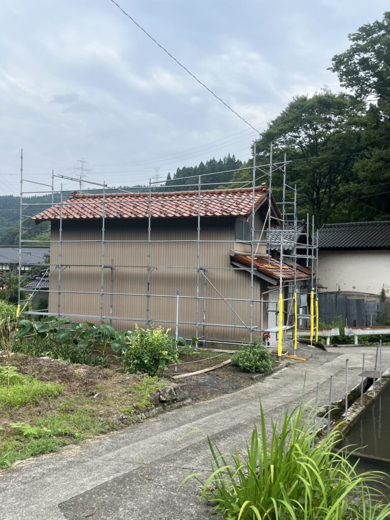 凍害によって瓦に細かなひび割れが発生し、防水性が低下していました。

割れた瓦の交換ではなく、下地防水層まで含めた全面改修が必要です。