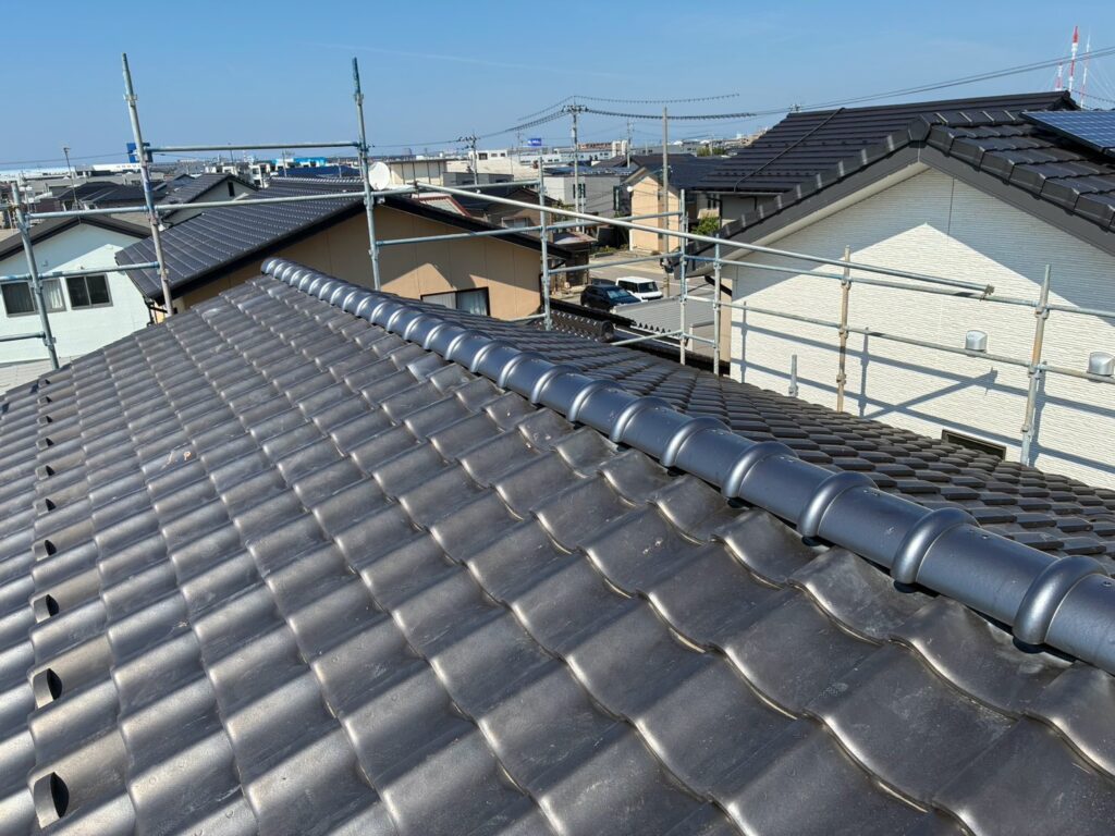 施工後は、ずれていた平瓦と棟瓦を整え、屋根全体の納まりを改善しました。

さらに、構造用合板による下地補強と改質ゴムアスファルトルーフィングによる防水層の更新を行い、瓦だけでなく、その下にある屋根の基本構造まで見直しています。

古いフェルトが著しく劣化していた今回の現場では、瓦の締め直しだけで終わらせず、下地と防水層まで施工したことが大きなポイントです。

雨や雪の影響を受ける北陸の住宅だからこそ、屋根材だけではなく、その下まで確認することが長期的な住まいの維持につながります。