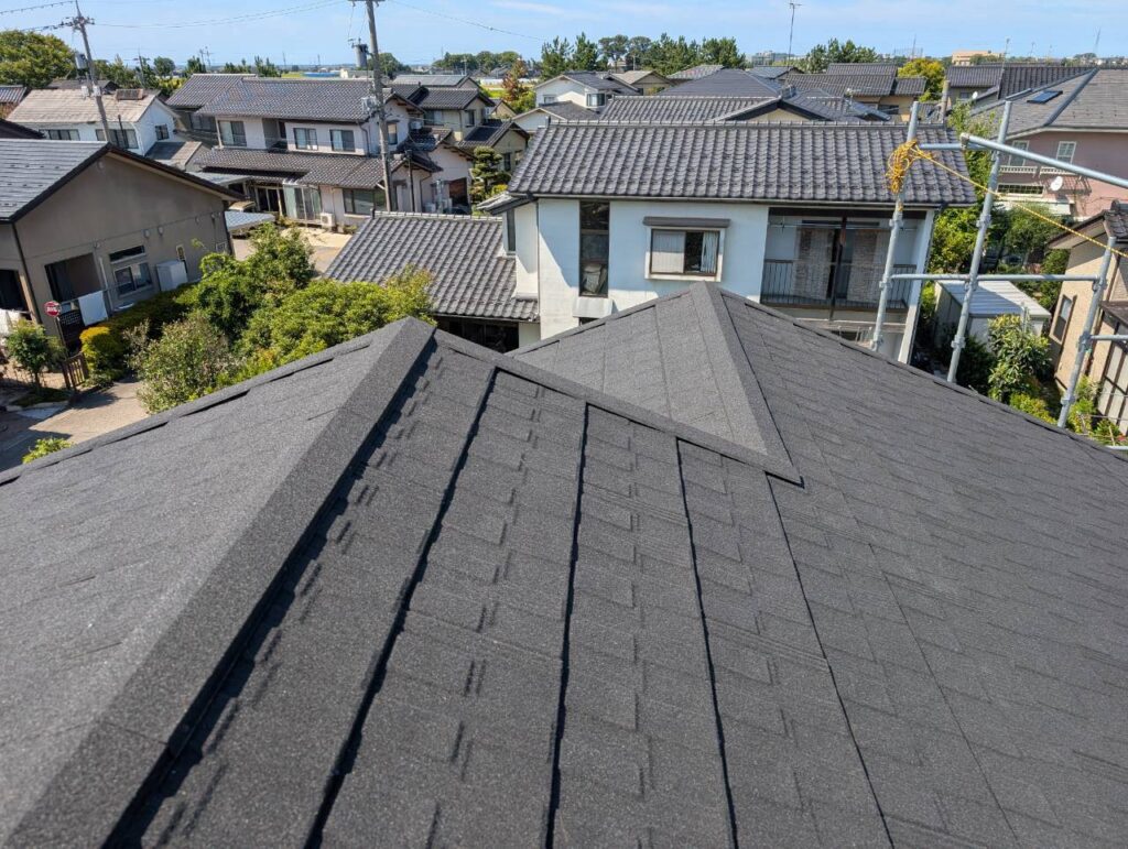 屋根の頂部にあたる棟部にもTルーフを施工し、屋根全体を仕上げました。

棟は屋根の中でも雨風の影響を受けやすい重要な部分です。大屋根だけでなく棟部まで施工することで、屋根全体の納まりを整えています。

未施工の場合、大屋根だけを施工しても、棟部の状態が悪ければ屋根全体の防水性や耐久性に影響する可能性があります。

そのため、屋根全体を一体的に仕上げることが重要です。
