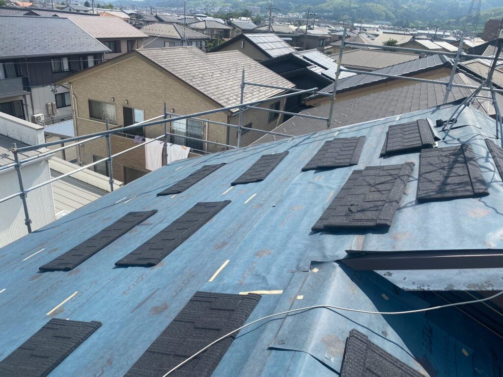 未施工の場合、劣化したスレートを使い続けることで、ひび割れやずれなどがさらに進行する可能性があります。