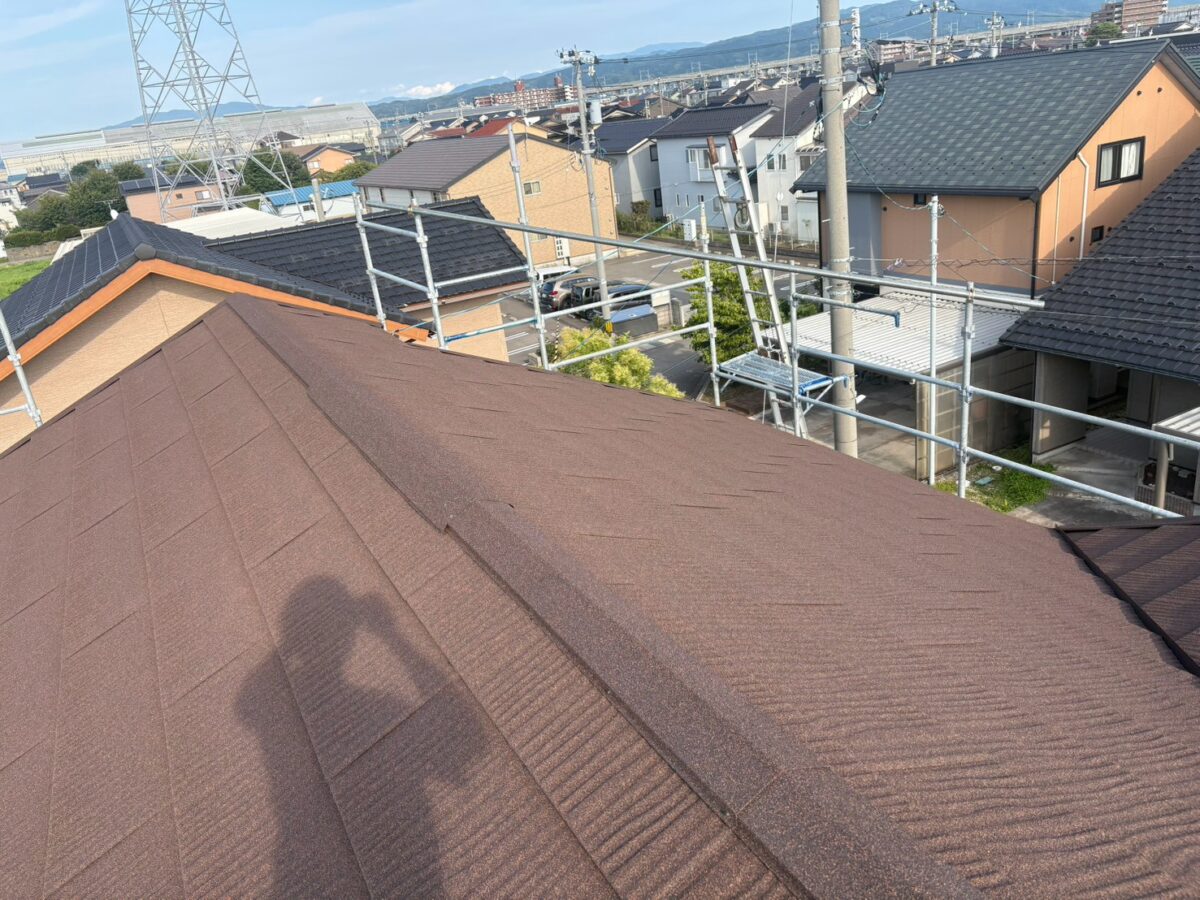 劣化したスレート屋根を活かしながら、北陸の気候に強い屋根へ再生するカバー工法