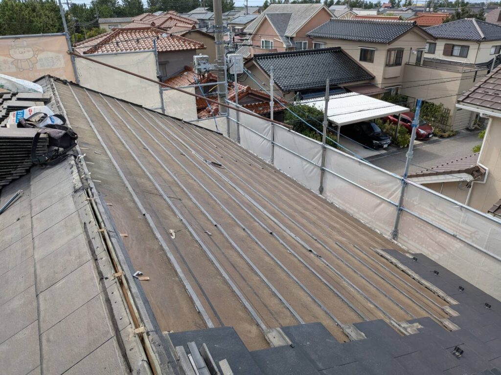 既存の平瓦を撤去し、屋根下地を施工できる状態にしました。