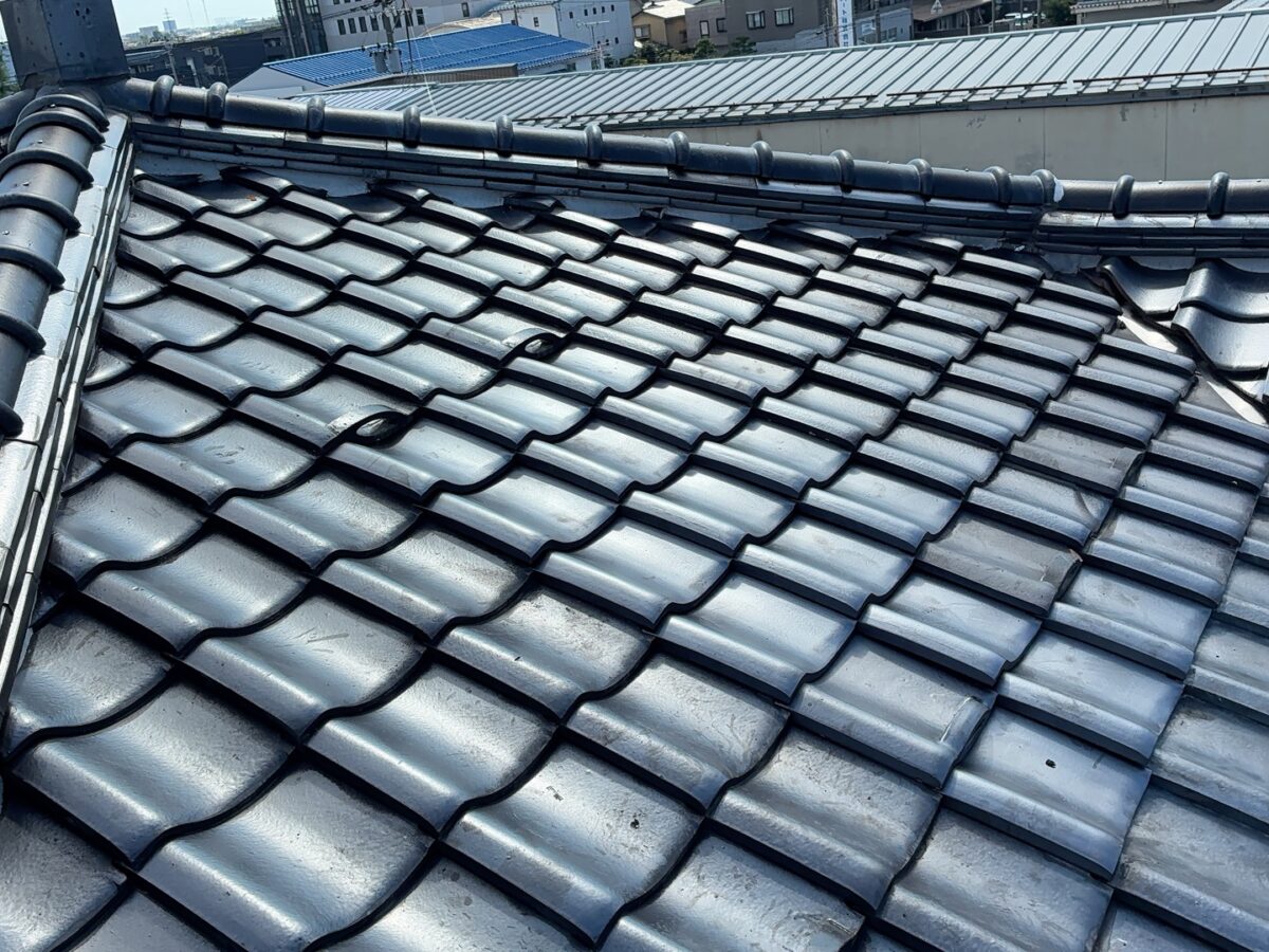 雨漏りの原因となったトップライトを撤去し、屋根を構造から再構築する根本改善工事