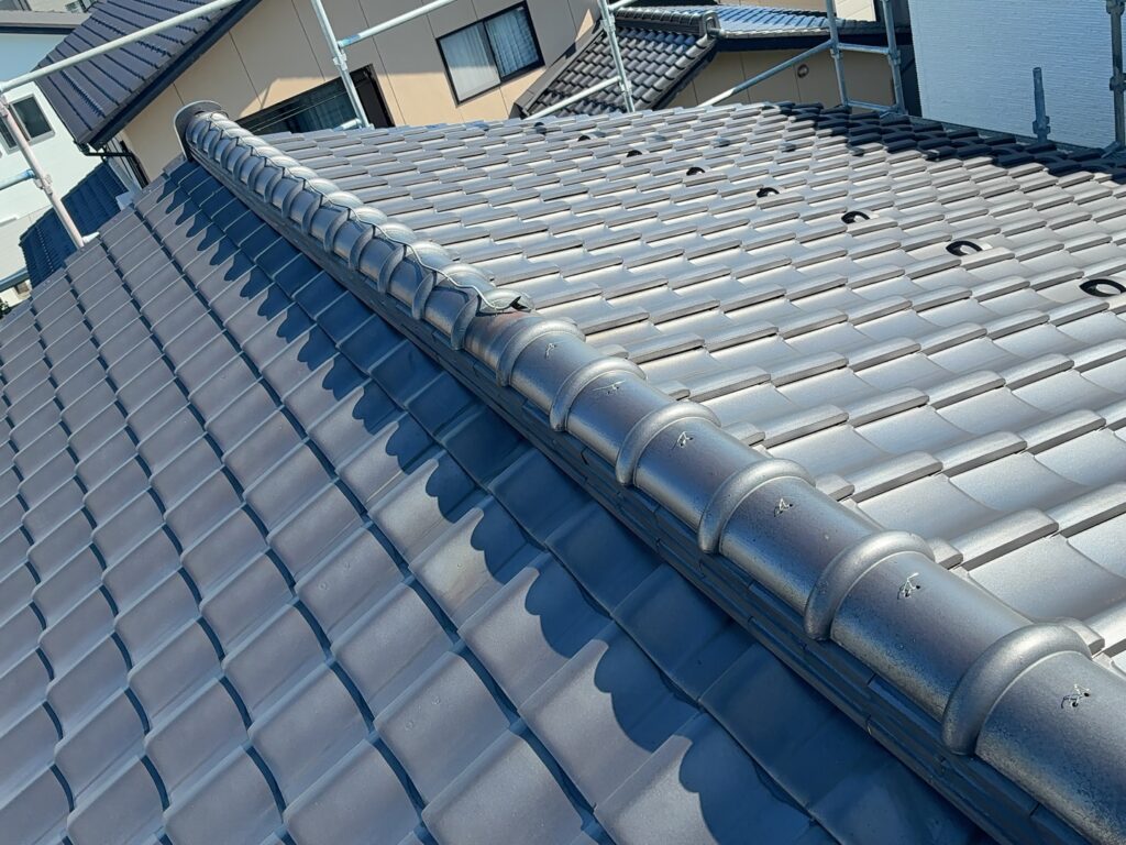 最後に棟瓦を適切な位置へ積み直し、屋根の頂部を整えました。

