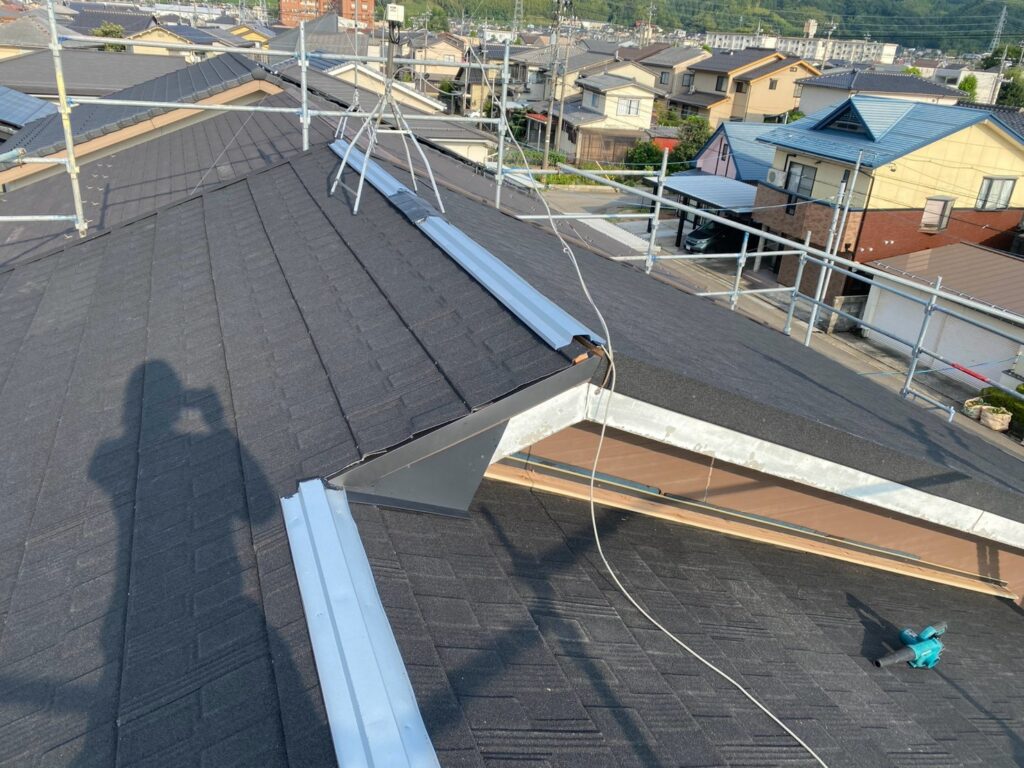 棟芯木の施工後、棟金物を取り付けて棟部分を固定しました。