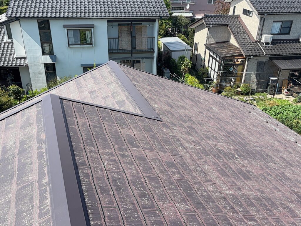 長年にわたって紫外線や風雨にさらされることで、屋根表面は徐々に劣化します。

築30年の今回の屋根にも経年による劣化が見られ、今後さらに劣化が進めば、防水性能の低下や屋根内部への雨水侵入につながる可能性がありました。

特に台風などで強風が発生した際には、劣化した屋根材への負担も大きくなります。

表面だけを部分的に補修するのではなく、屋根全体を新しい防水層と屋根材で保護することが必要です。

そこで既存屋根を活かせるカバー工法を採用しました。