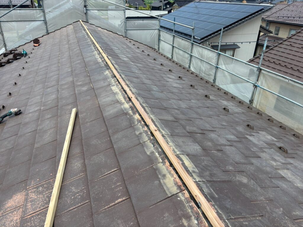 屋根本来の機能と美観を回復させるため、瓦を葺き直します。
未施工の場合、屋根機能が喪失します。