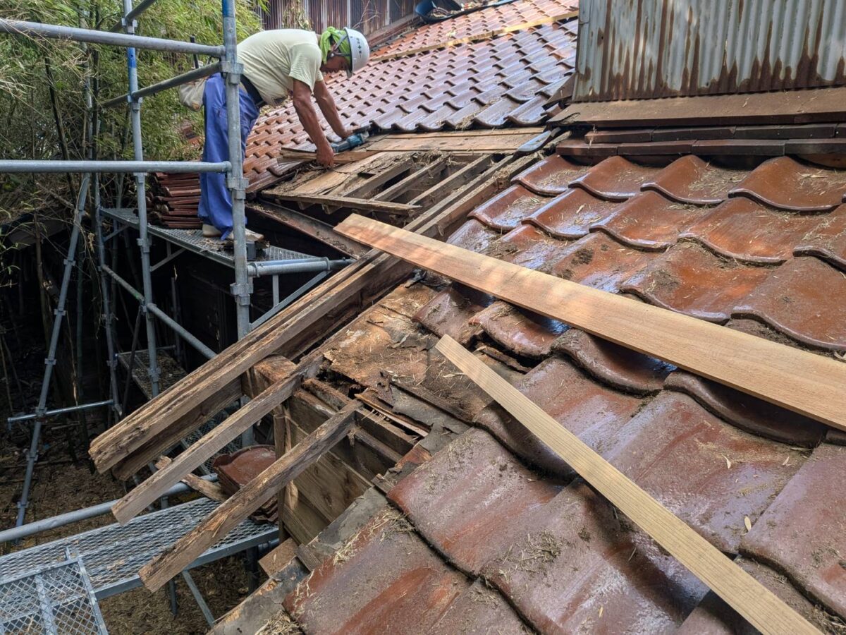 雨漏りが発生していた築35年の瓦屋根をすべて葺き替えるのではなく、既存瓦を活かして締め直しを行い、瓦の剥がれや下地の腐朽が激しい部分のみを葺き替えることで、必要な範囲に絞って屋根を改善する工事です。