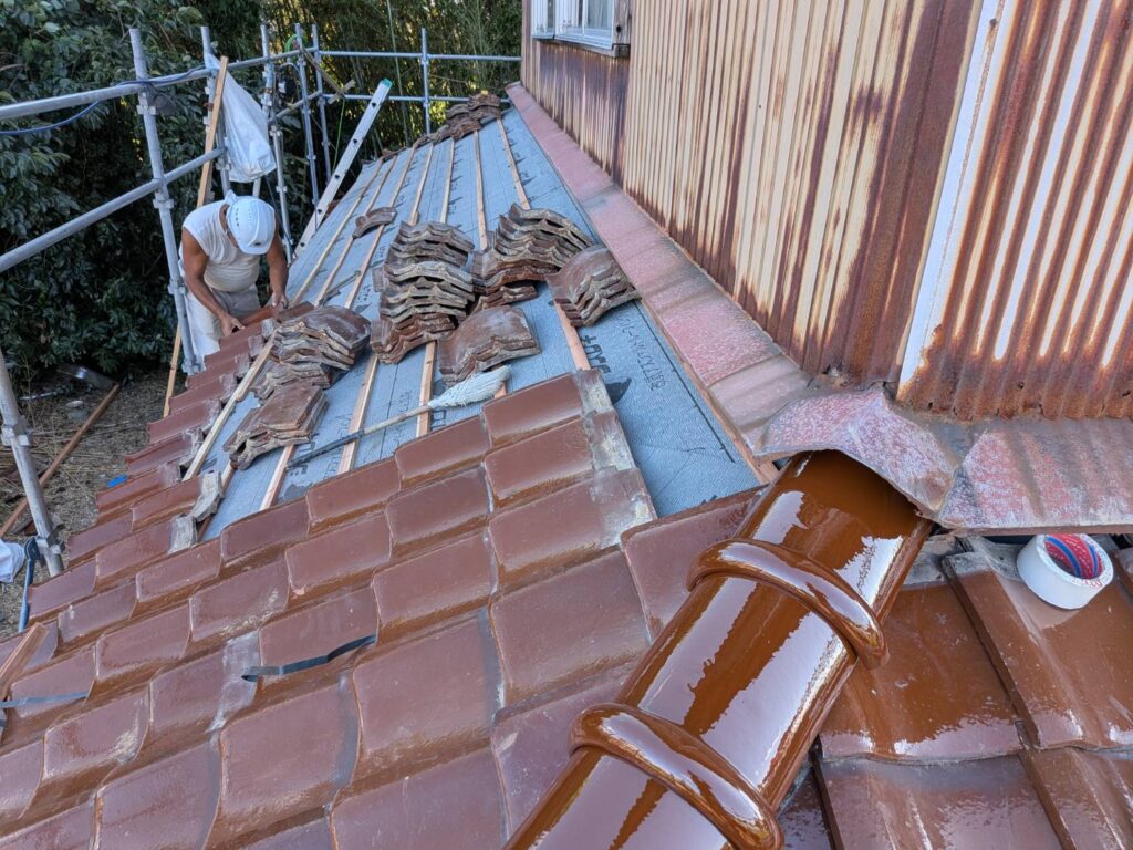 下地と防水層を整えた後、平瓦を葺いていきました。

今回の工事では、屋根全体を新しい瓦へ交換するのではなく、使用できる既存瓦を活かして締め直しています。下地から施工し直した部分についても周囲の瓦との納まりを確認しながら施工し、屋根面を整えました。