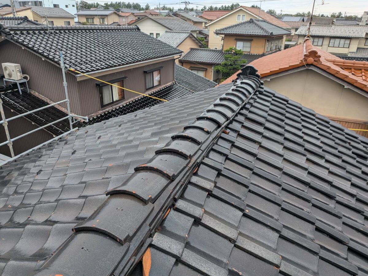 築30年の瓦屋根で、既存瓦を再利用しながら下地と防水層を新しくし、瓦の固定から棟部分まで整える瓦締め直し工事です。