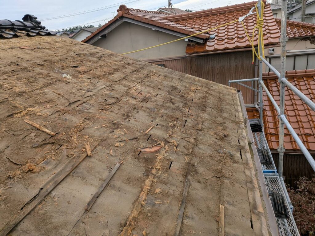 まず大屋根全面の既存瓦を丁寧に撤去しました。今回は使える瓦を再利用する締め直し工事のため、撤去時に瓦を傷めないことも重要です。

