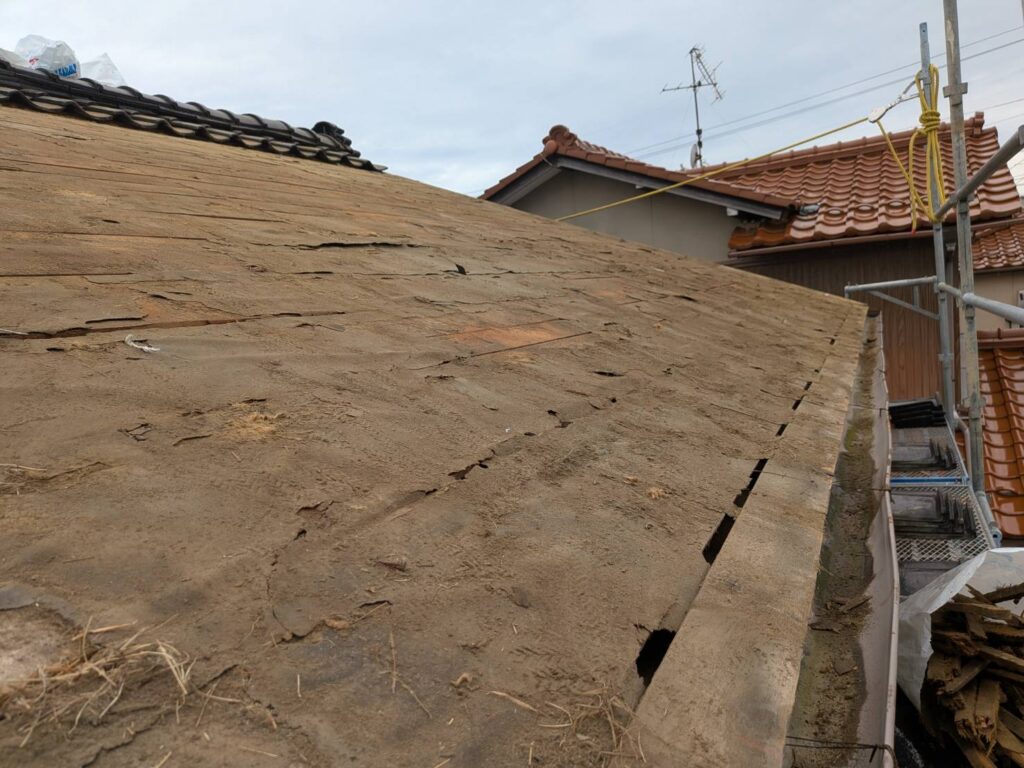 瓦を外すことで、普段は見えない下地や防水部分を確認でき、その後の下地施工を確実に行える状態にしました。