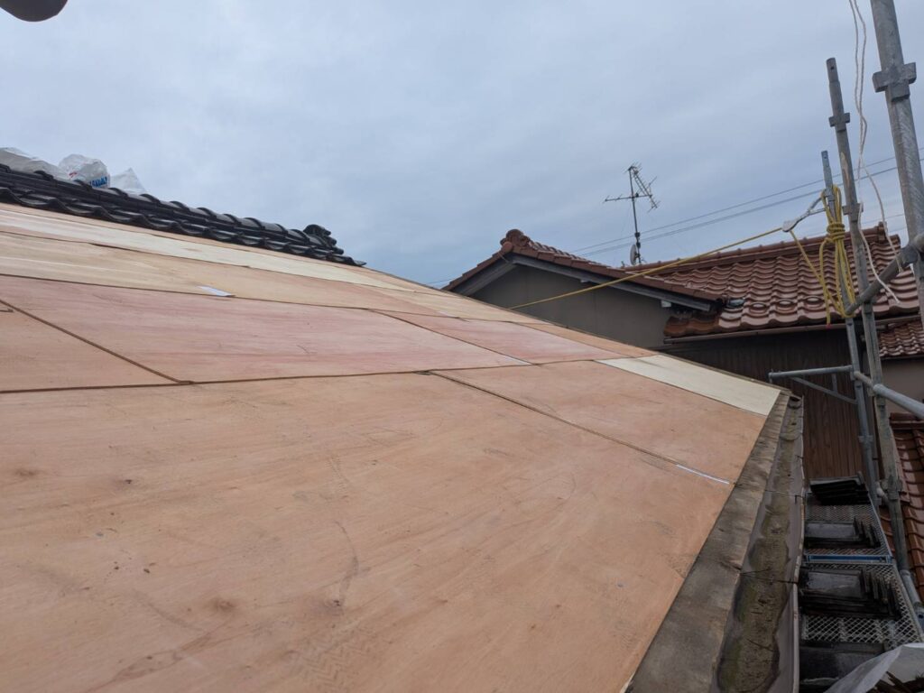 瓦を安定して納めるための下地を整える工程であり、この上に施工する防水層や瓦を支える土台になります。下地に不陸などが残ると、その後の屋根材の納まりにも影響するため、屋根面を整えて次の工程へ進みます。