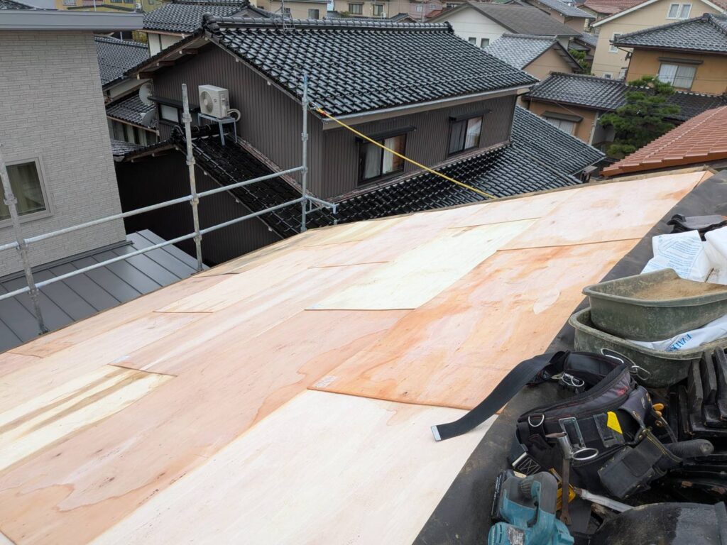 既存下地の湿りを確認したうえで、屋根面に構造用合板を施工しました。

