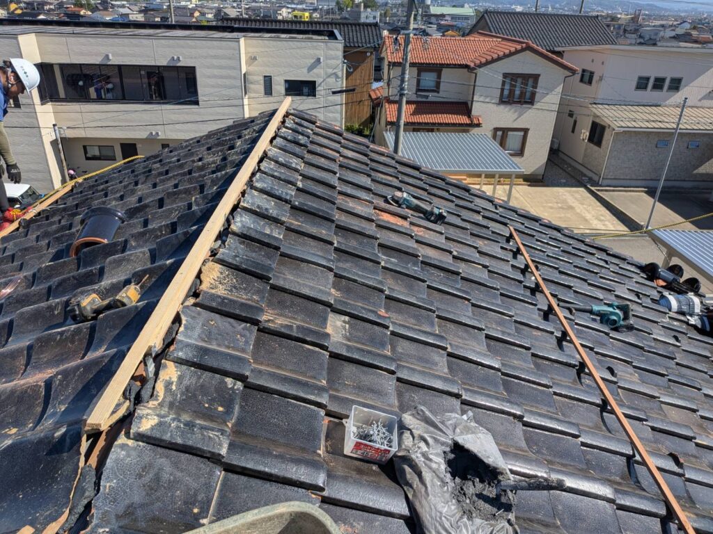 屋根の頂部となる棟には、棟金具と棟芯木を設置し、葺き土を用いて棟を積み直すための土台を形成しました。

棟は屋根面同士が合わさる重要な部分です。土台が安定していなければ棟瓦の固定や納まりにも影響するため、棟を支える基礎部分から整えました。