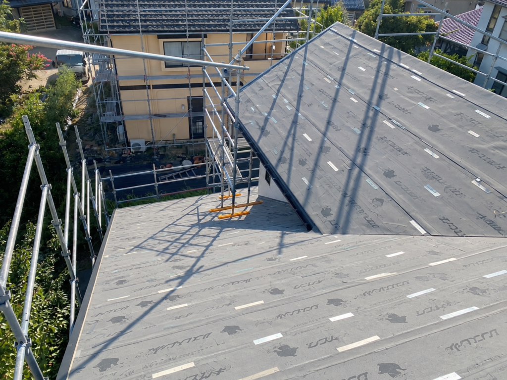 屋根材の接合部などから雨水が入り込んだ場合でも、建物内部まで水を到達させない二次防水として働きます。重なりや端部の納まりが不十分だと雨水の浸入経路になる可能性があるため、見えなくなる部分ほど確実な施工が必要です。