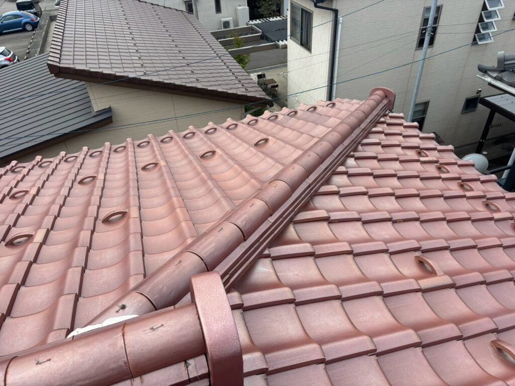 施工前の棟では、積み重ねられているのし瓦の一部にズレが確認できました。

棟は屋根の高い位置にあるため、地上から見上げただけでは細かなズレまで判断することが難しい場所です。ズレた状態では棟全体の納まりが崩れ、雨水の影響を受ける箇所が生じる可能性があります。

今回は既存棟を解体し、棟金物・棟芯木・ハイロールを使って棟をつくり直します。