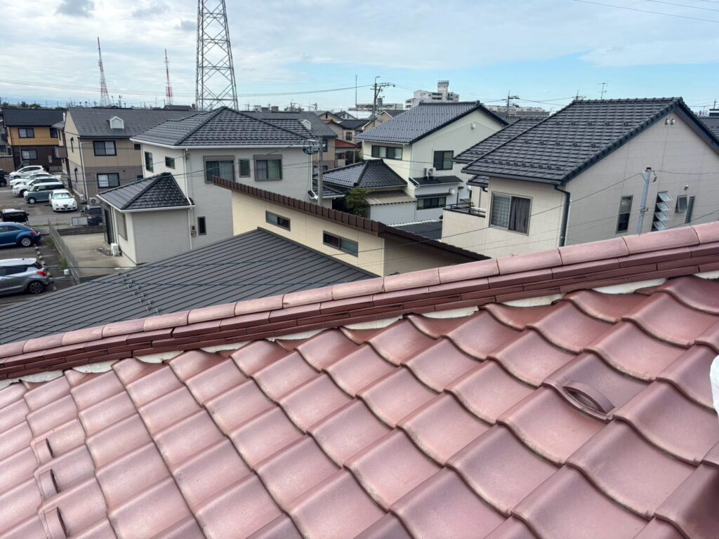 点検では、のし瓦の割れも確認されました。

瓦が割れると本来覆われている部分が雨水の影響を受けやすくなるため、そのままにするのではなく状態に応じた補修が必要です。

今回は割れた瓦だけを交換して終えるのではなく、ズレも確認されていた棟全体を解体し、構造から施工し直す方法を選択しました。