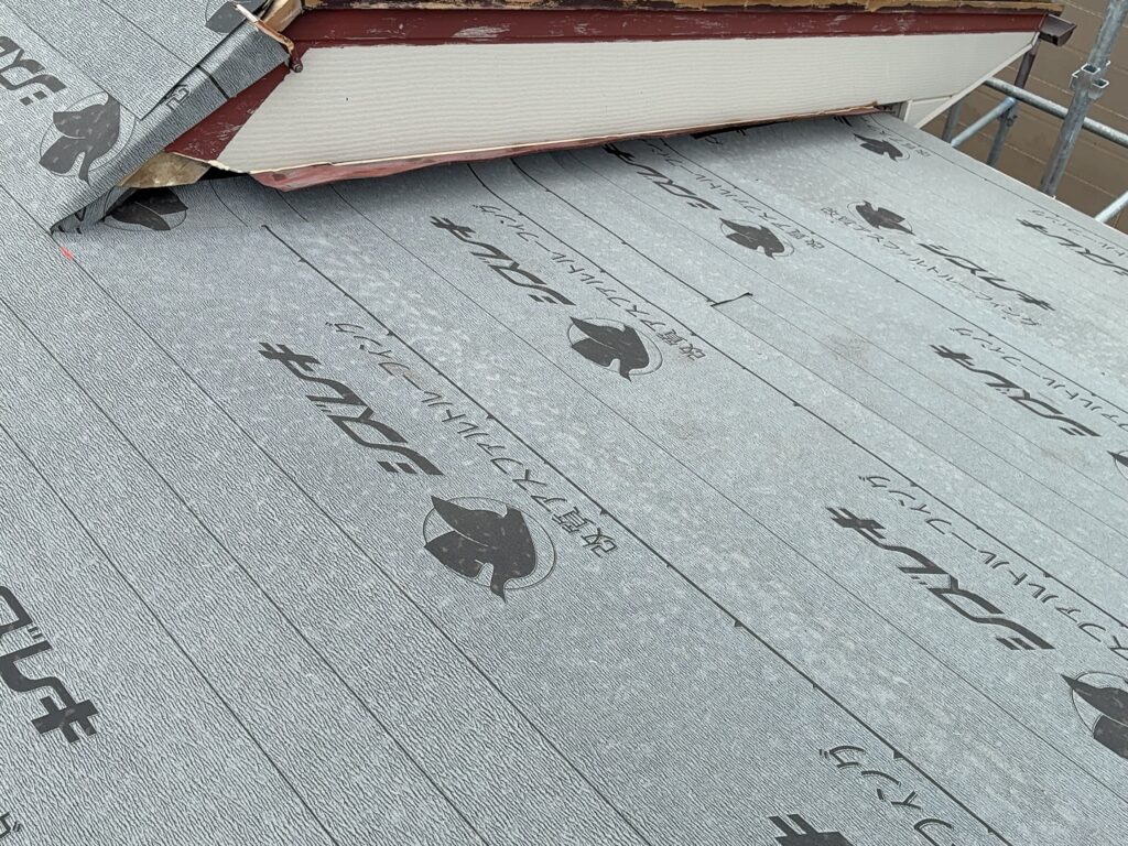 屋根は完成するとTルーフが見えるため仕上げ材に目が向きやすいですが、その下で雨水の浸入を防ぐ防水層を適切に施工することが重要です。