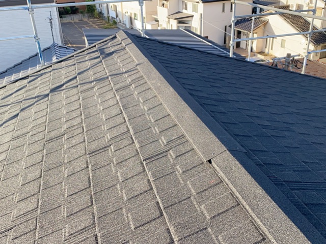 最後に、屋根の頂上部分を棟板金で仕上げました。

棟板金には、屋根面同士の接合部分を覆い、雨水の侵入を抑えるとともに、屋根の外観を整える役割があります。

特に金沢市では、雨や雪に加えて強風への配慮も必要です。

棟板金の固定が不十分な場合、風による浮きや外れにつながる可能性があります。

施工した通し水切りと棟板金は、それぞれ異なる役割を持つ部材です。

両方の役割を踏まえ、雨仕舞いと固定の重要性を考慮して棟部を仕上げました。

これで屋根全体のカバー工法が完了しました。
