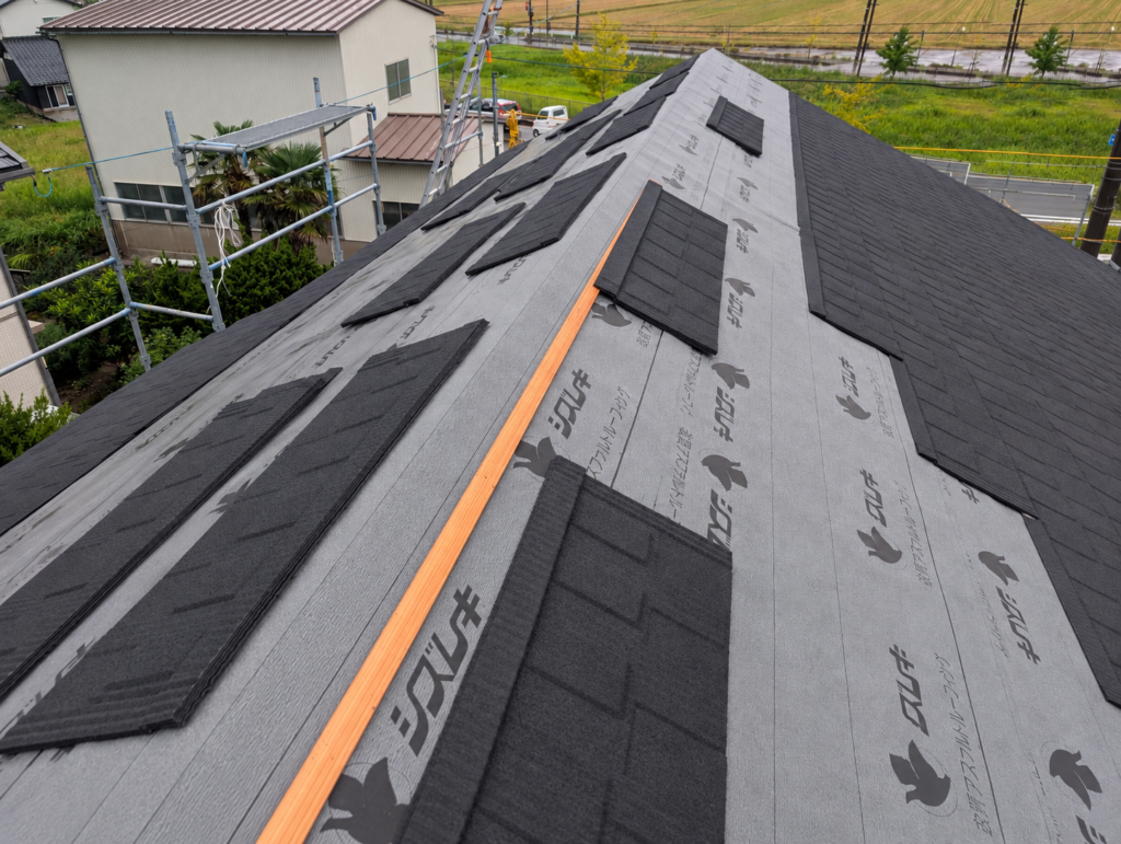 新しい防水層を設けた上から、仕上げとなるTルーフを順番に施工しました。

既存屋根を撤去せず、その上から新しい屋根をつくるのがカバー工法の特徴です。既存屋根を活用できるため、全面的に撤去して新しい屋根へ葺き替える工事と比べて、解体する範囲を抑えやすい方法です。

今回は屋根全体をTルーフで覆うことで、施工前に確認された色あせた外観も一新しました。