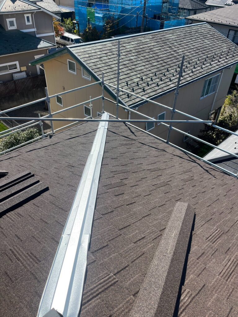棟部分には、通し水切りを施工しました。

通し水切りは、屋根の接合部分に入り込む雨水を適切に処理し、内部への浸入リスクを抑えるための板金部材です。

特に棟周辺は、風を伴う雨の影響を受けることがあるため、屋根材との重なりや納まりを考慮した施工が求められます。