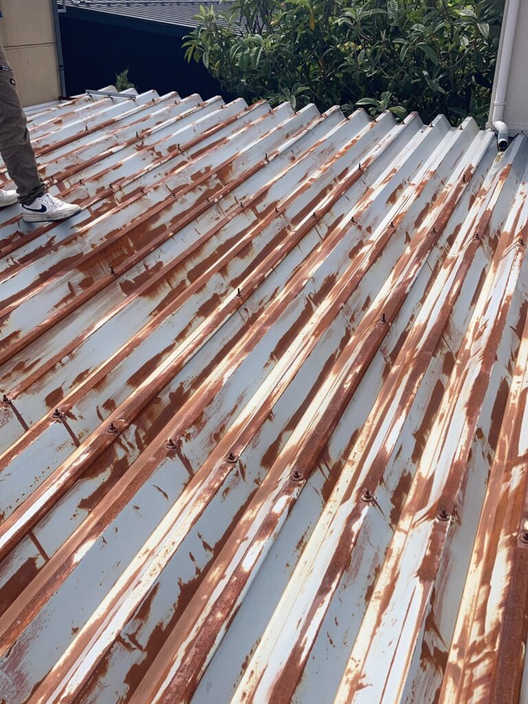 施工前のカーポートは、屋根全面に錆が広がっている状態でした。金属屋根の錆は見た目だけの問題ではなく、進行すると金属自体の劣化につながるため、屋根の状態を判断する重要なサインです。

今回は築25年が経過しており、お客様も「雪が積もったときに大丈夫なのか」と耐久性を心配されていました。

ただし、錆が発生しているからといって、必ずカーポート全体を撤去して新しく交換しなければならないわけではありません。

既存部分の状態を確認し、活用できる場合には、その上に新しい屋根を形成する方法があります。今回は既存のカーポートを残しながら、木下地から新しい屋根をつくるカバー工法で対応することになりました。