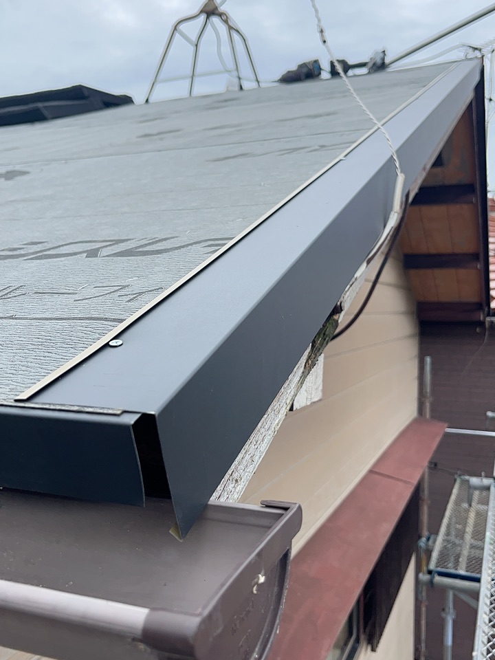 続いて、屋根の端部となるケラバと軒先に板金を取り付けました。屋根は平面部分だけでなく、端部をどのように納めるかも重要です。