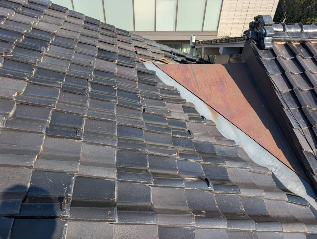 施工前の屋根では、瓦が本来の位置からずれている箇所が確認されました。
瓦は一枚ずつ重なり合うことで雨水を流す構造ですが、ずれが生じると重なりが乱れ、雨水が内部へ入り込みやすくなる場合があります。
特に今回の住宅では大雨の際に雨漏りが発生しており、瓦の位置だけでなく、その下の防水層も含めて対策する必要がありました。
表面の瓦を戻すだけで済ませず、対象箇所を撤去して下地を整える方針としました。