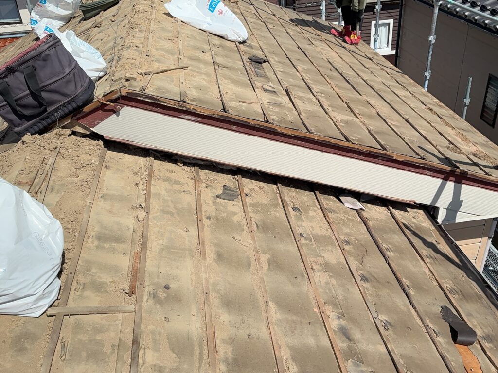 古い屋根材を取り除くことで、その上に施工する構造用合板を安定して取り付けるための準備を行いました。