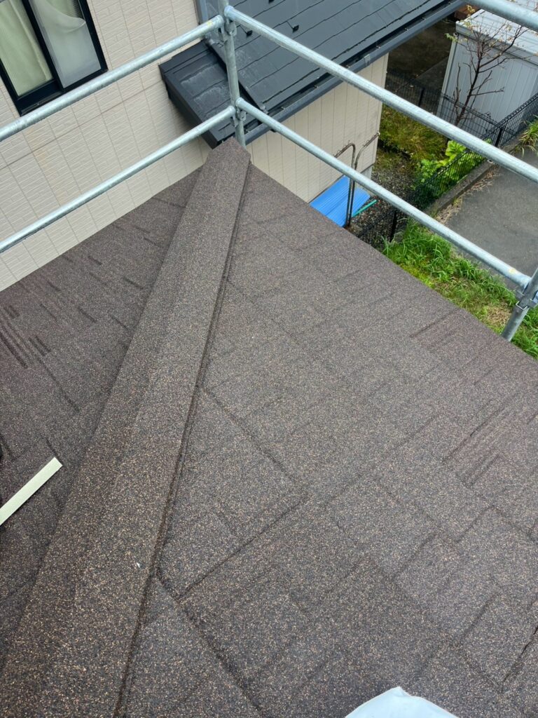 続いて、屋根の頂部となる棟部分に金物を取り付けました。

棟は屋根面同士が合わさる場所であり、雨仕舞いと固定の両方が重要です。

棟金物を適切に取り付けることで、棟部分の仕上げに必要な固定基盤を確保します。

固定が不十分な場合、強風による部材の浮きやずれにつながるおそれがあります。
