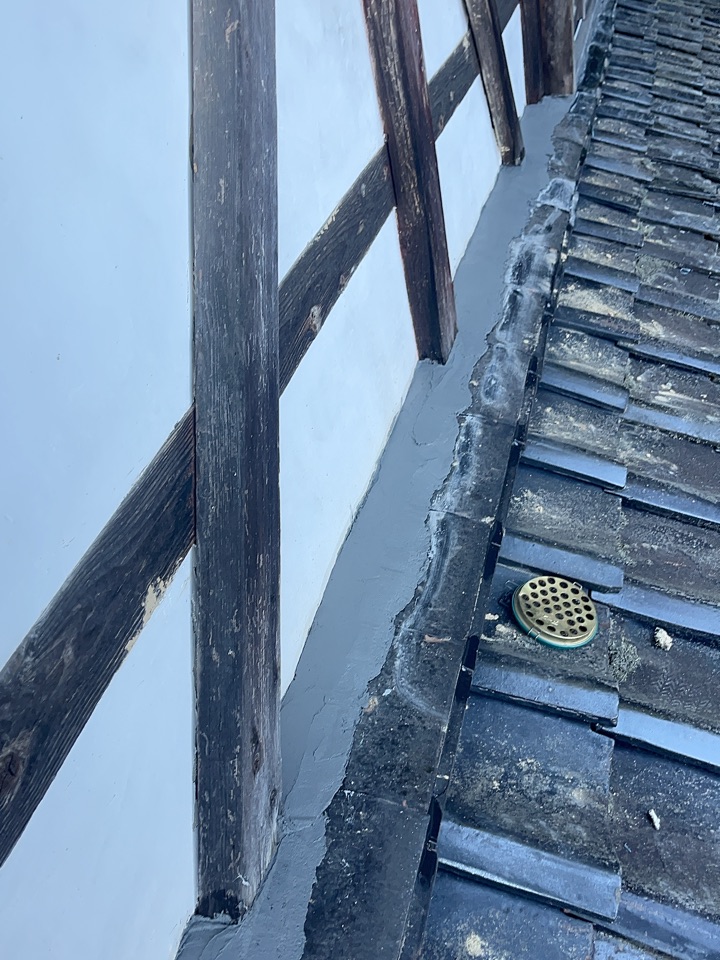 最後に、雨水の侵入につながるおそれがある取り合い部をモルタルで補修しました。
今回の屋根では、棟以外にも複数の不具合が確認されていたため、棟の修繕だけでは対策が十分とはいえません。
必要な部分にモルタルを施工し、ずれによって生じた隙間などを補修することで、雨水が入り込むリスクの低減を図りました。