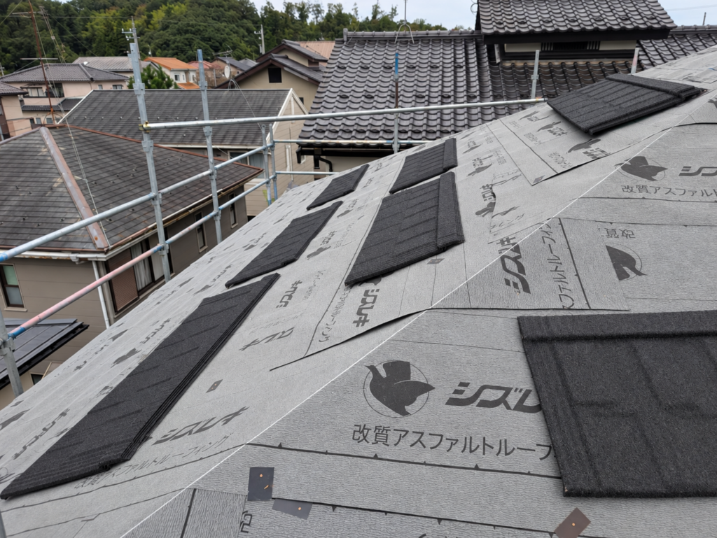 特にカバー工法では、既存屋根の上に新たな防水層を形成することが、防水性能を確保するうえで重要になります。

シートの重ね部分や端部の納まりに注意しながら施工しました。