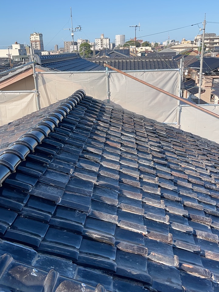 最後に、新しい雁振り瓦を施工しました。

雁振り瓦は屋根の頂部を覆い、棟部分への雨水の浸入を抑える役割があります。

棟芯木を利用して固定することで、棟瓦の位置と固定状態を整えます。

施工前に確認された棟瓦のずれや漆喰の割れに対し、表面だけの補修ではなく、棟の固定部分から組み直す施工を行いました。