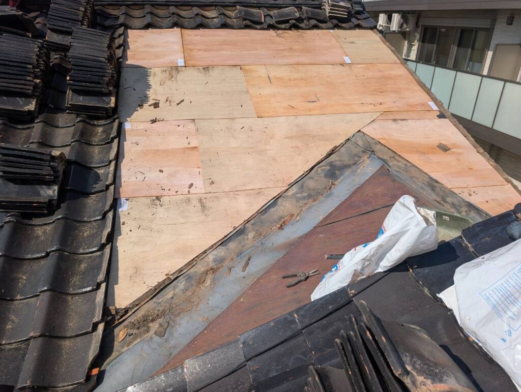 施工箇所に構造用合板を張り、新しい屋根下地を形成しました。
合板は上に施工する防水シートや瓦桟木を支えるための基盤です。
下地に不陸や固定不足があると、後の工程にも影響するため、納まりを確認しながら施工しました。