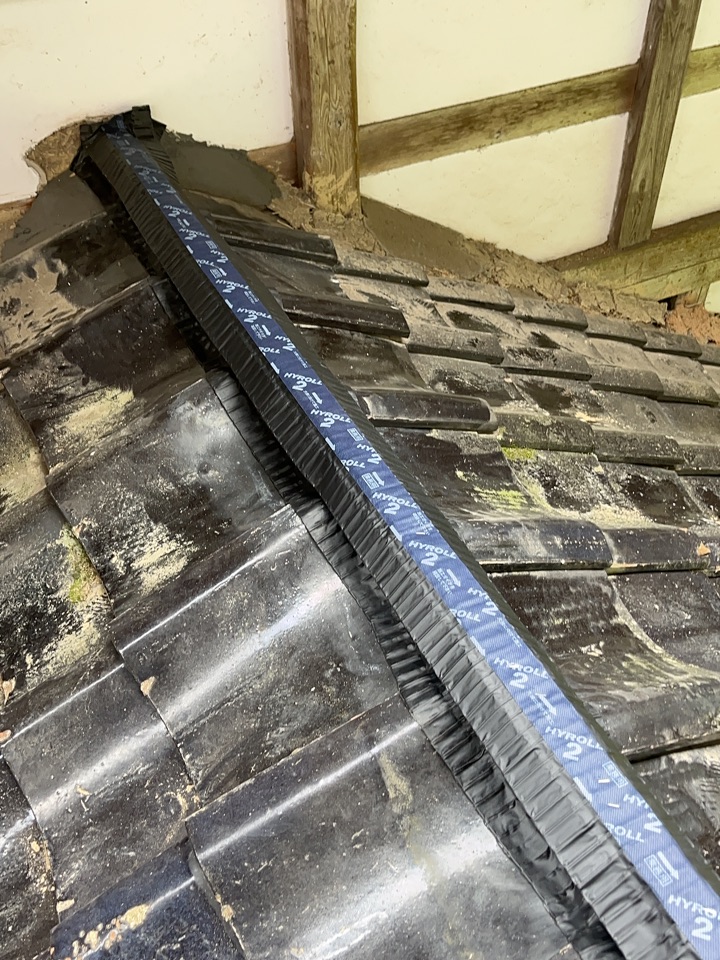 棟の防水性を確保するため、乾式面戸シート「ハイロール」を施工しました。
ハイロールは、棟瓦の下部から雨水などが入り込むことを抑えるための防水部材です。
従来の湿式材料による納まりとは異なり、乾式の部材を用いて棟周辺の防水処理を行います。
瓦との接する部分に隙間が残らないよう、納まりを整えることが大切です。