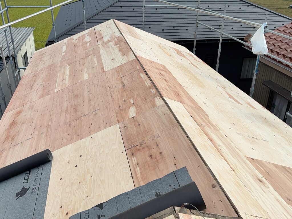 瓦を撤去した後、屋根全面に構造用合板を施工しました。構造用合板は、この後に施工する防水層とTルーフを支える下地となる重要な部分です。