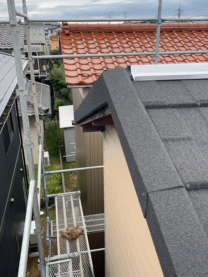 それぞれの形状に合わせて板金を取り付け、Tルーフ屋根として全体を仕上げました。