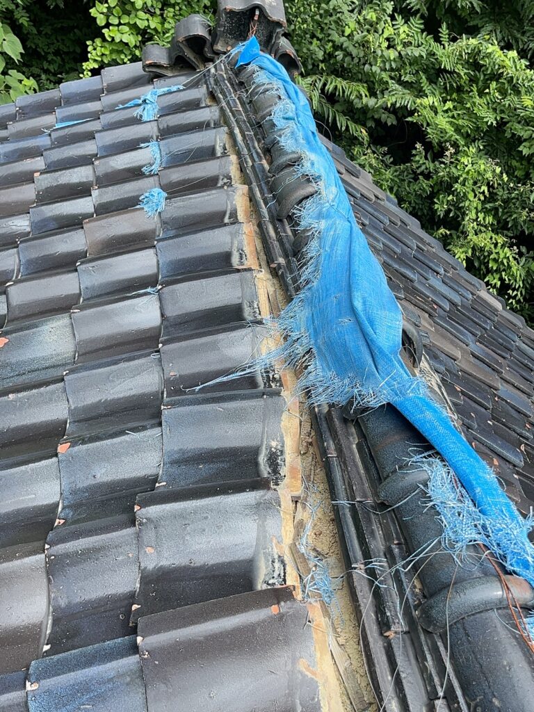 施工前の屋根では、棟瓦とその周囲の瓦にずれが確認されました。
棟は屋根面が合わさる部分であり、瓦の位置がずれると雨水が内部へ入り込む原因になる場合があります。
今回は棟部分の状態を整え直す必要があったため、既存の棟瓦を撤去し、新たに棟を構成する工法を採用しました。