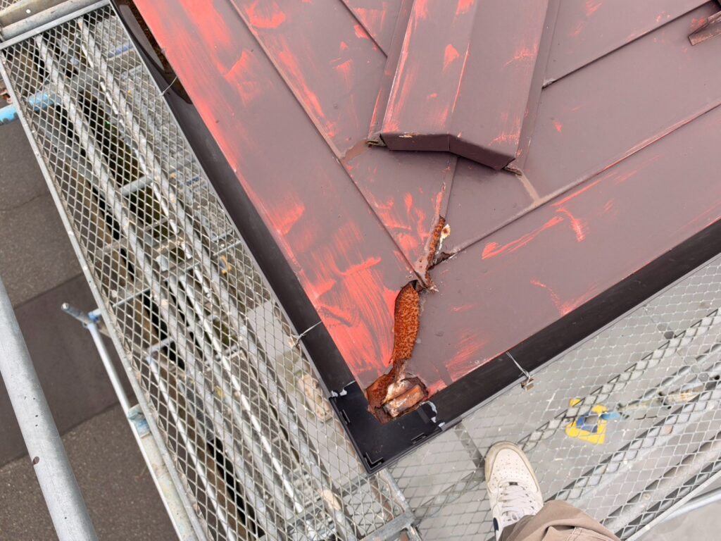屋根材の一部では、錆が進行して欠落している箇所も確認されました。

金属屋根は錆が進行すると、屋根材が薄くなり、穴あきや欠落につながる場合があります。

屋根材が欠けた部分は雨水が入り込みやすくなり、下地や防水層の状態によっては雨漏りの原因になる可能性もあります。

今回は一部の欠落だけでなく、屋根全体の劣化も考慮し、新しい下地と防水層を設けた上で屋根材を施工する方針としました。